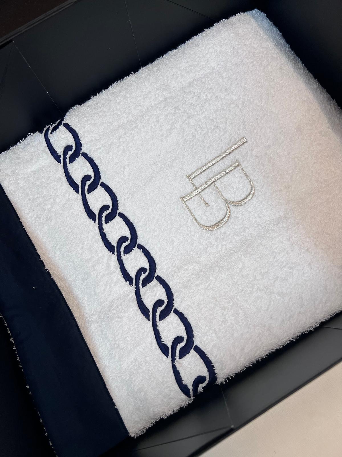 Peignoir personnalisé brodé d'un monogramme et d'une chaîne marine, dans son coffret cadeau