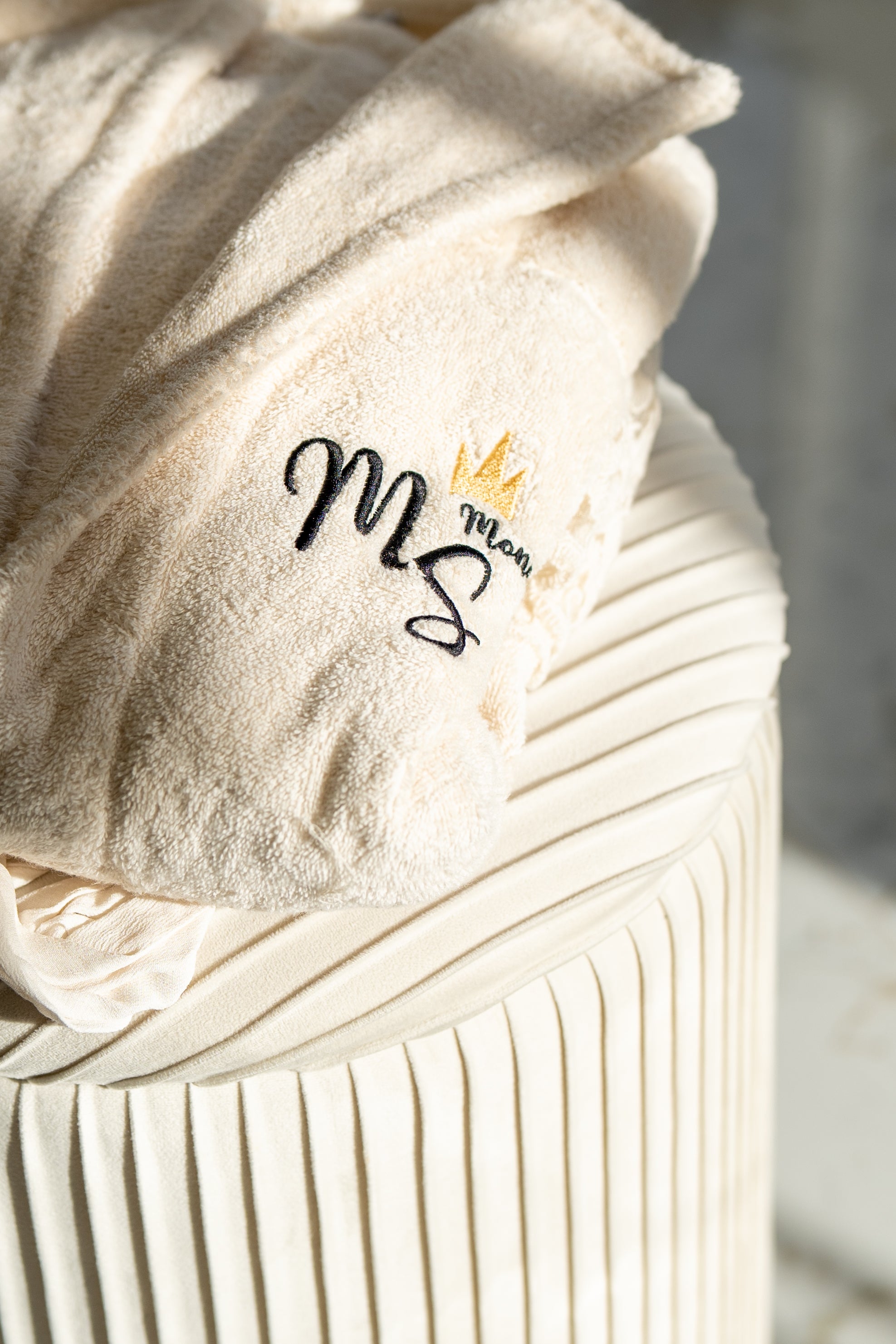 Peignoir coton éponge épais 550 g brodé d'un monogramme couronné, détail de la matière moelleuse