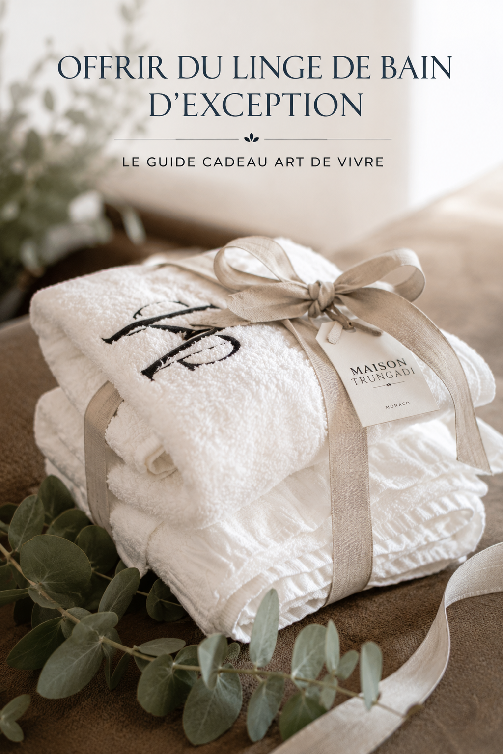 Cadeau linge de bain : serviettes brodées nouées d'un ruban de lin, étiquette Maison Trungadi