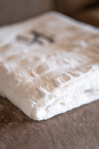 Grande serviette bain 100x150cm Pack Élégance Méditerranée blanche volant gaze coton naturel fabrication artisanale Toscane – Maison Trungadi