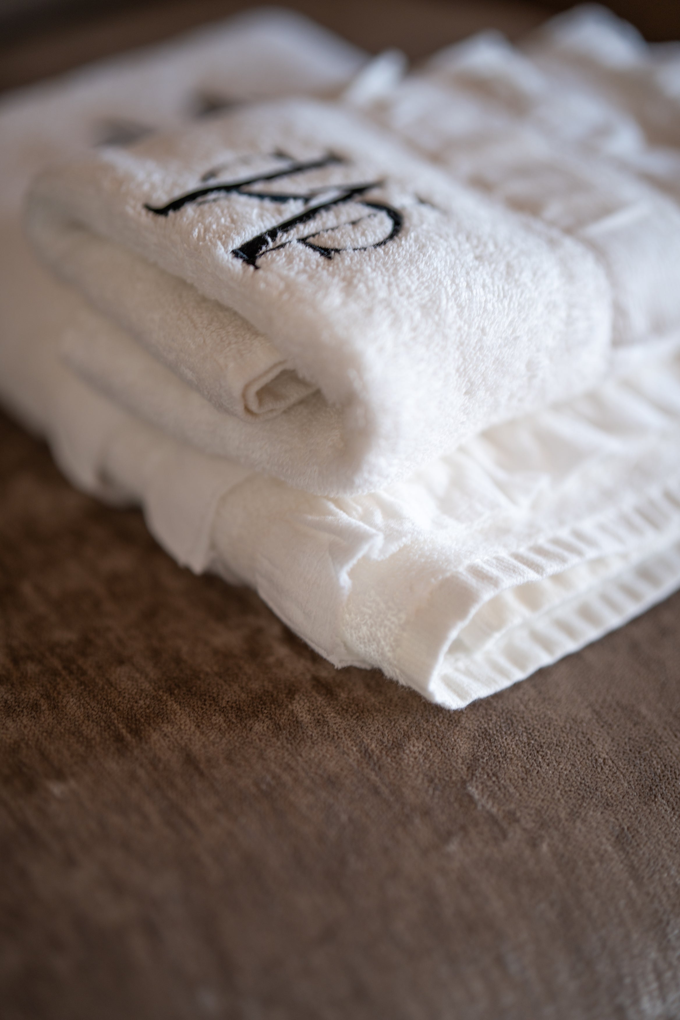 Set serviettes 60x100cm et 40x60cm Pack Élégance Méditerranée blanc coton naturel 550g/m² volant gaze Toscane – Maison Trungadi
