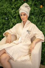 Peignoir signature porté ambiance spa détente, dentelle exclusive – Maison Trungadi