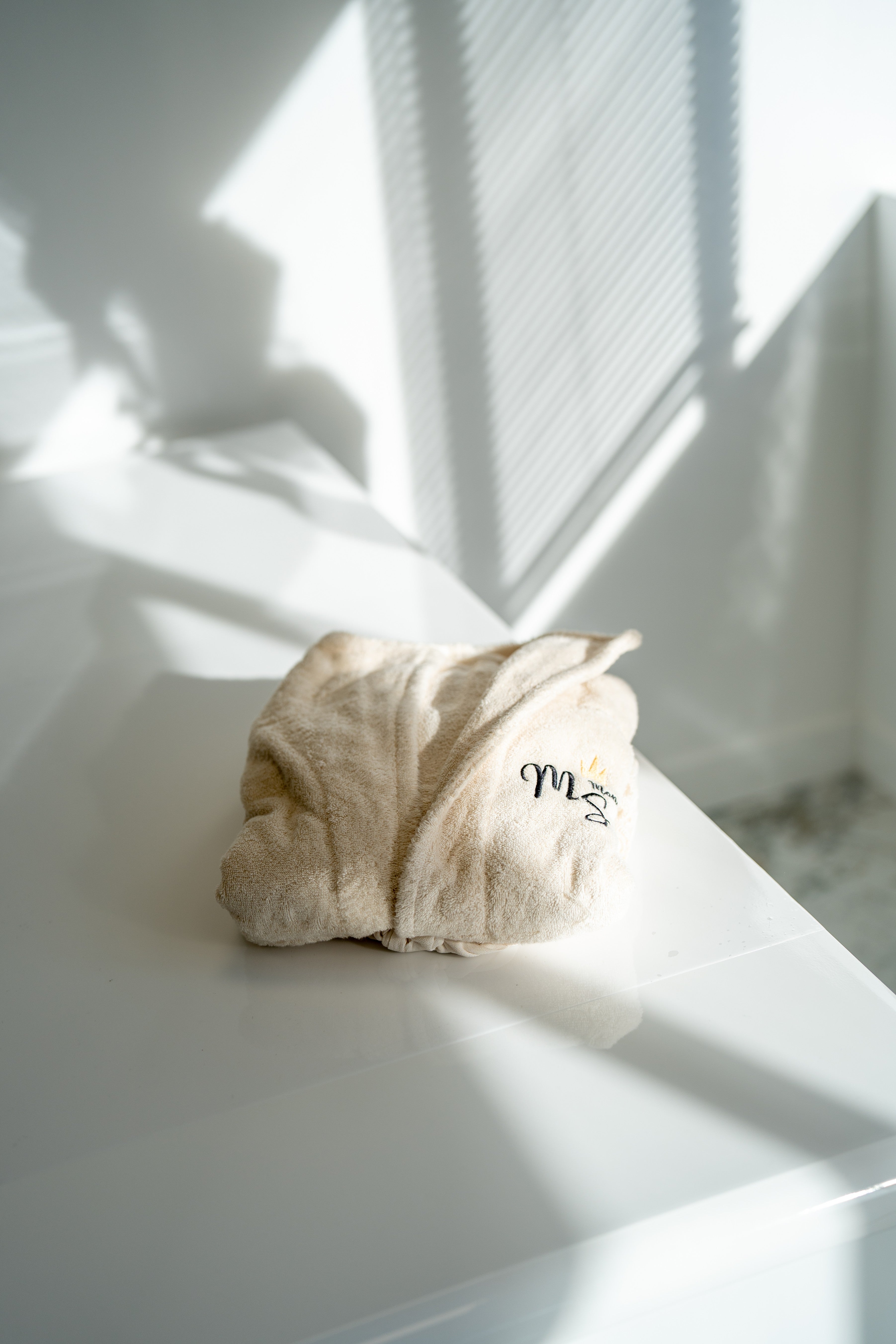 Peignoir signature posé broderie logo col mao détail – Maison Trungadi