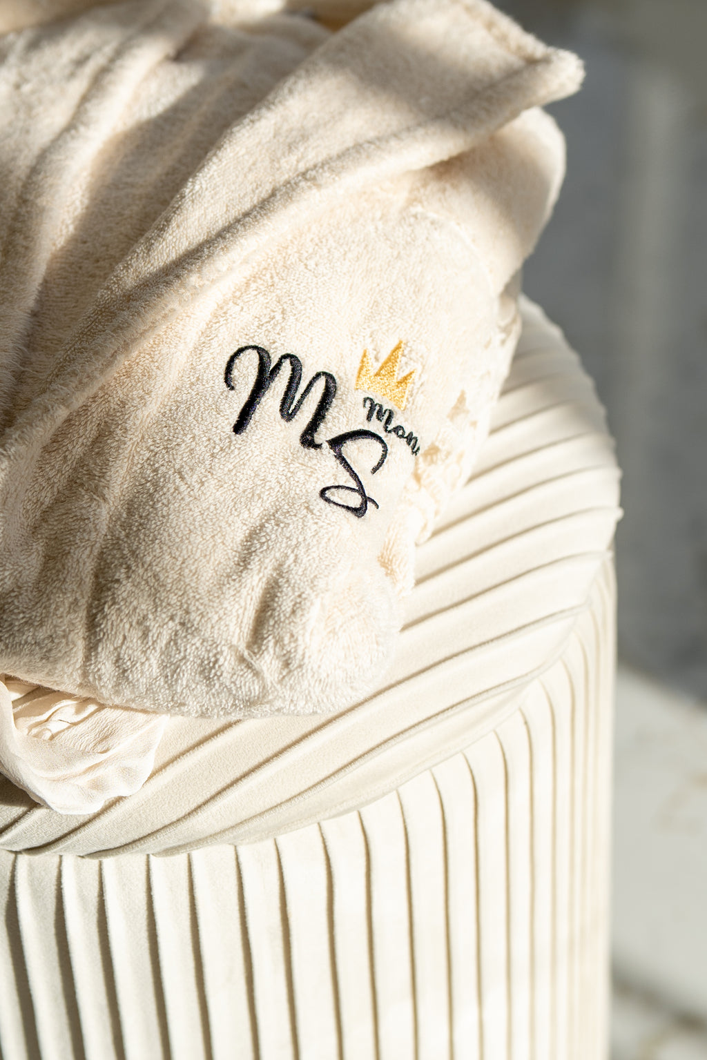 Détail broderie logo peignoir signature coton naturel – Maison Trungadi