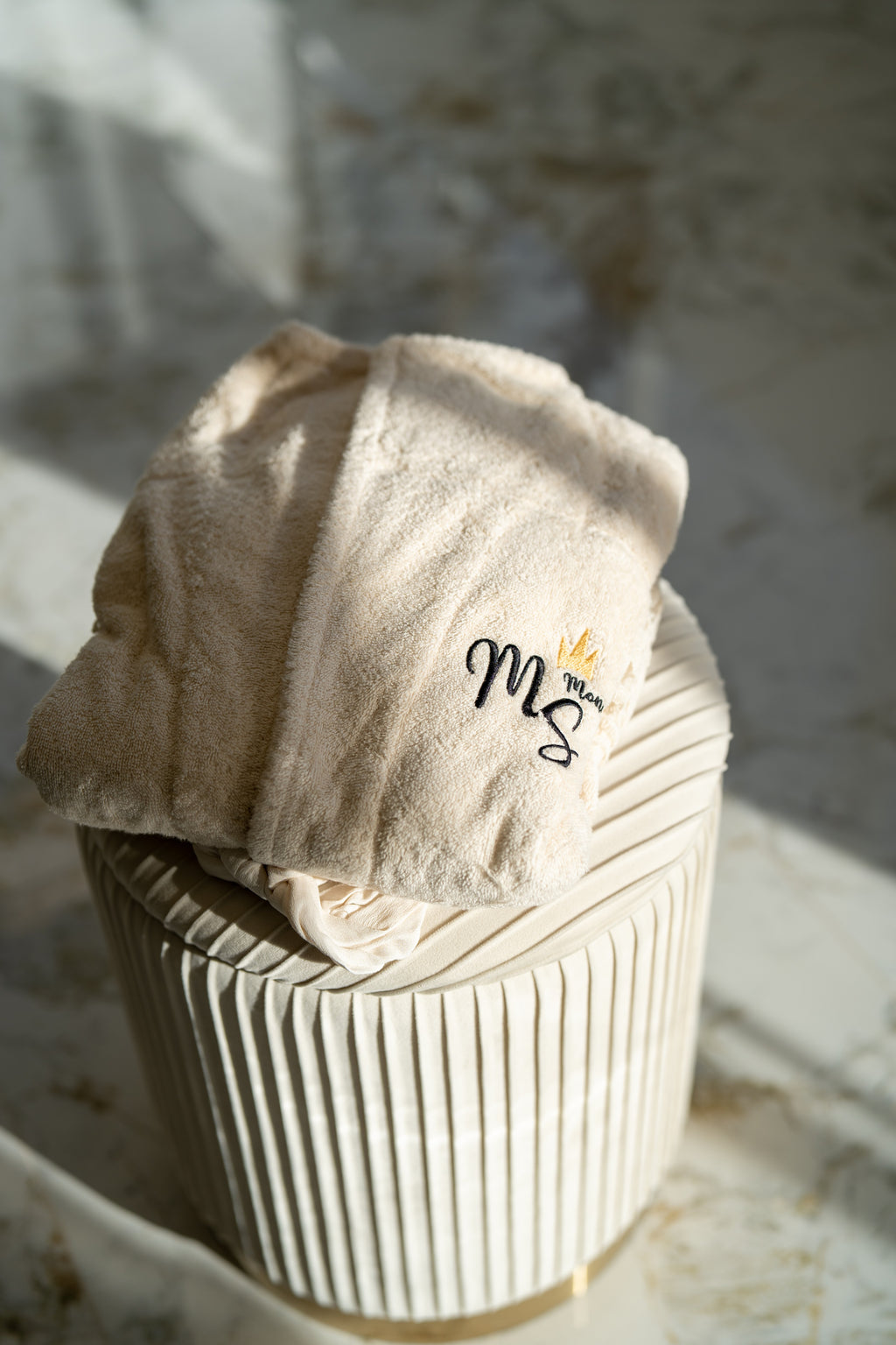 Détail col mao et broderie signature  peignoir plié – Maison Trungadi