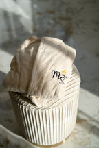 Détail col mao et broderie signature  peignoir plié – Maison Trungadi
