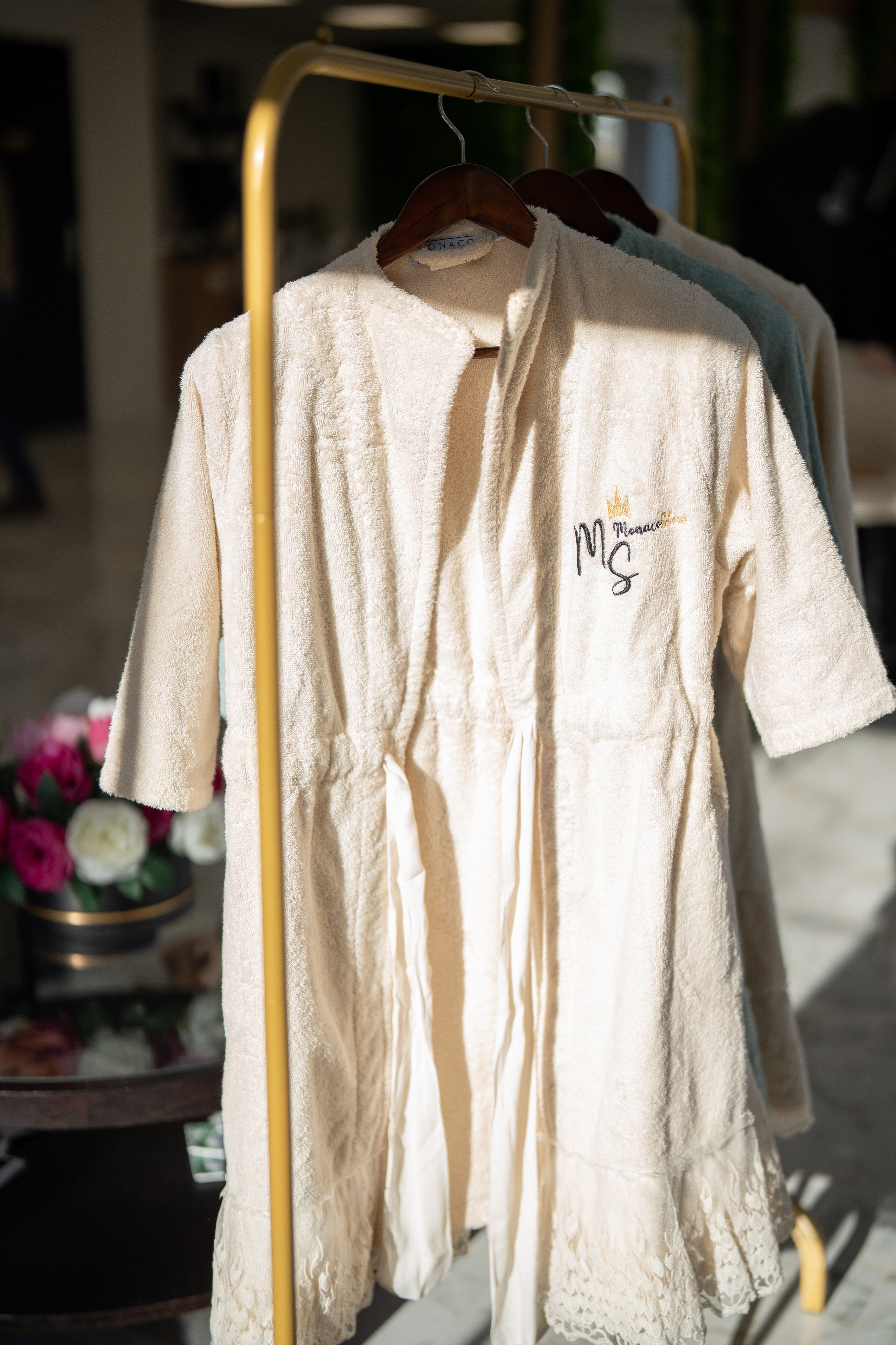 Peignoir signature présenté sur cintre, fabriqué en Toscane – Maison Trungadi